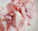 Hình bước làm 1 của món Thịt ba chỉ rim sả ớt