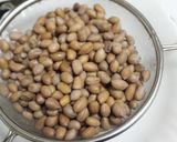 A picture of step 1 of Peanut Sundal.
