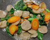 Foto langkah ke 3 dari resep Tumis Praktis Sawi Hijau Wortel Bakso.