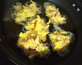 A picture of step 3 of Onion pakoda.