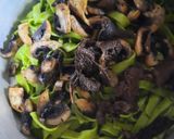 Foto del paso 5 de la receta: Fideos verdes con champiñones y hongos de pino