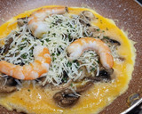 Foto del paso 4 de la receta: Tortilla con champiñones, langostinos y queso