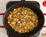Foto del paso 2 de la receta: Guiso de Muslos de Pollo Friko