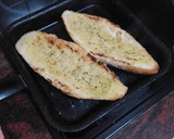 Foto del paso 2 de la receta: Pan de ajo a la plancha