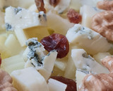 Foto del paso 3 de la receta: Ensalada de apio, nueces, pasas rubias y queso azul + agua de apio 💧 (receta de aprovechamiento)