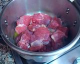 Foto del paso 4 de la receta: Cordero guisado en salsa reducida de dos cebollas con pasas
