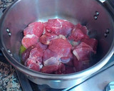 Foto del paso 4 de la receta: Cordero guisado en salsa reducida de dos cebollas con pasas