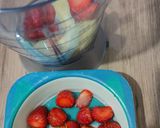 Foto langkah ke 1 dari resep Strawberry Banana Smoothie.