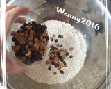 Foto langkah ke 2 dari resep Chocolate peanut butter chips muffin.