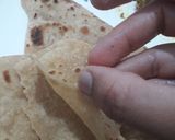 A picture of step 6 of Teen koni garlic roti.