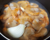 Foto del paso 2 de la receta: Ensalada de surimi y camarones