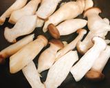 Hình bước làm 1 của món Nấm Đùi Gà Mini Sốt Tiêu Đen
