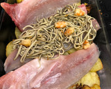 Foto del paso 5 de la receta: Lubina al horno rellena de gulas y langostinos