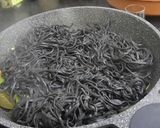 A picture of step 8 of Tagliatella al nero di sepia .