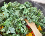 Foto del paso 2 de la receta: Hojaldre con kale y pimientos