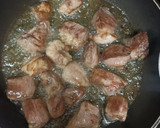 Foto del paso 2 de la receta: Cerdo guisado al vino blanco con tomate