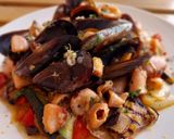Foto del paso 7 de la receta: Calamar troceado en salsa con mejillones y base de verduras a la brasa