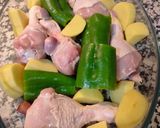 Foto del paso 3 de la receta: Muslitos con patatas y pimientos 😋😋