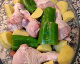 Foto del paso 3 de la receta: Muslitos con patatas y pimientos 😋😋