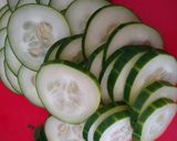 Foto del paso 2 de la receta: Ensalada de pepinos y cebolla de verdeo