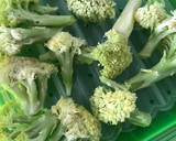 Foto del paso 2 de la receta: Salsa verde claro para pescado, con brócoli, ricotta, albahaca y eneldo