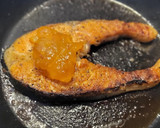 Foto del paso 4 de la receta: Salmón con salsa de soja y mermelada de naranja amarga