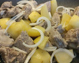 Foto del paso 3 de la receta: Costillas de cerdo con papas en jugo🌺