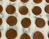 Foto del paso 4 de la receta: Alfajores - Copitos de dulce de leche bañados en chocolate 🤍