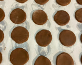 Foto del paso 4 de la receta: Alfajores - Copitos de dulce de leche bañados en chocolate 🤍