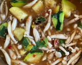 รูปขั้นตอนการทำที่ 3 ของ แกงเผ็ดฟักทองเห็ดปลาย่างใส่ดอกงิ้ว🌶️🧄
