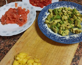 Foto del paso 3 de la receta: Tartar de tomate, mango, aguacate y salmón