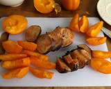 Foto del paso 1 de la receta: Fruta de temporada con crema suave de sésamo negro y chocolate