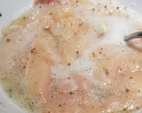 Foto del paso 2 de la receta: Pollo rebozado con claras de huevo y panko