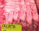Foto del paso 1 de la receta: Manitas de cerdo con tomate
