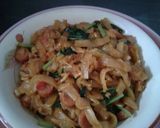 Foto langkah ke 4 dari resep Kwetiaw Sosis Pedas.