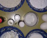 A picture of step 1 of 3 colour Cupcakes.