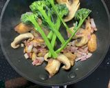 A picture of step 4 of Omelette, mushroom, broccoli & soft Gorgonzola.