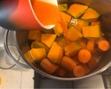 Foto del paso 2 de la receta: Crema de zapallo y zanahoria