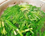 Hình bước làm 1 của món Canh hẹ nấu huyết