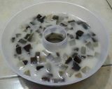Foto langkah ke 4 dari resep Puding Mozaik.