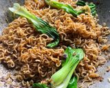 Gambar langkah 5 resipi Mee Segera Goreng.