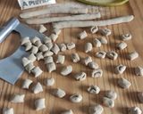 Foto del passaggio 9 della ricetta Gnocchi di banana con crema di spinaci polvere di peperone crusco e noci croccanti
