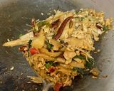 รูปขั้นตอนการทำที่ 3 ของ ผัดหน่อไม้ดองใส่อกไก่สับ
