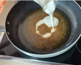 Foto del paso 4 de la receta: Chuletas de cerdo con crema de quesitos