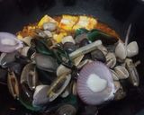 Foto langkah ke 4 dari resep Kerang Mix Masak Pedas.