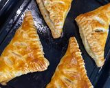 Foto langkah ke 6 dari resep Beef & cheese puff pastry.