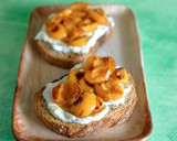 Foto del paso 3 de la receta: Desayuno saludable de tostadas con nísperos asados y requesón 🧡