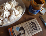 Foto del paso 1 de la receta: Merengues con chocolate rellenos de dulce de leche