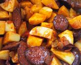 Paprikás krumpli, nokedlivel és házi kolbásszal recept fázis 2 fotója