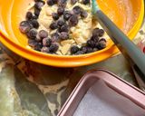 Foto del paso 3 de la receta: Budín de chocolate blanco y arándanos 🫐